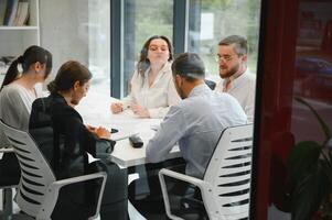 grupo do jovem pessoas dentro o negócio encontro foto