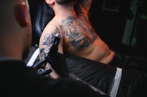 profissional tatuagem artista faz uma tatuagem foto
