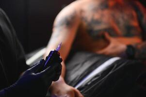 profissional tatuagem artista faz uma tatuagem foto