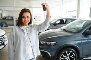 lindo jovem fêmea cliente cliente escolhendo Novo carro foto