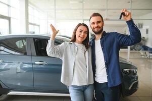 retrato do uma lindo jovem casal escolhendo uma Novo carro às uma carro concessionária foto