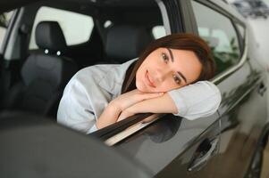 foto do feliz jovem mulher sentado dentro dela Novo carro. conceito para carro aluguel