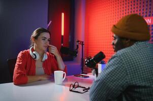 homem e mulher rindo durante comédia focado podcast filmado com profissional Câmera foto