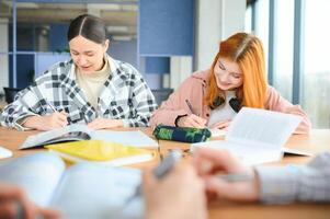 grupo do Faculdade alunos fazendo dever de casa foto