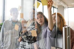 uma grupo do alunos determina a tarefas para a acadêmico ano foto