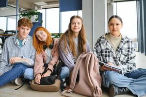 grupo do jovem Faculdade alunos dentro Sala de aula foto