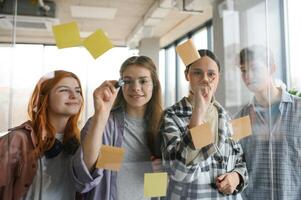 uma grupo do alunos determina a tarefas para a acadêmico ano foto