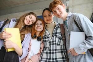 feliz Alto escola alunos dentro a Sala de aula foto