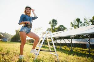 mulheres engenheiro trabalhando em verificação verificação status equipamento às solar poder plantar. mulher trabalhando em ao ar livre às solar poder plantar foto