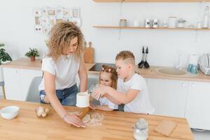 família Aprendendo Novo receita junto. feliz mãe e crianças mistura ingredientes para caseiro bolo, torta ou bolacha massa dentro a cozinha. foto