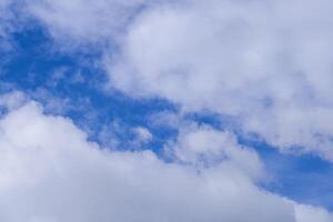 aéreo Visão do nuvens contra a azul céu. espaço para texto foto