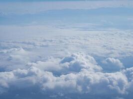 aéreo Visão do nuvens e céu visto através a avião janela foto