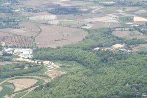 aéreo Visão do agrícola Campos, rio, montanhas, e terra ter visto através a avião janela foto