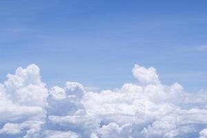 aéreo Visão do céu e nuvens estão visto através a avião janela foto