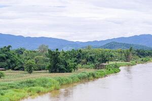 panorama lindo do a aro kok rio com montanhas e céu fundo às Chiang Rai, tailândia. sentindo-me liberdade e relaxante. viagem e relaxamento conceito foto