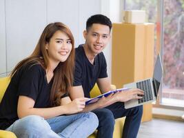 uma jovem casal é uma Novo comércio eletrônico empreendedor sentado trabalhando dentro a escritório. o negócio sucesso a partir de trabalhos juntos Como uma equipe foto