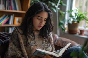 jovem mulher lendo uma livro às lar. foto