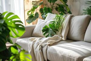 moderno acolhedor casa interior com luz sofá e muitos exótico em vaso plantas. casa decoração, salão zona foto