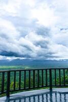 lindo sajek vale, nuvens sobre a montanhas, Visão a partir de a topo do montanha, Visão do uma floresta, natural beleza foto