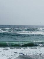 mar onda surfar com branco espuma. seascape. viajando onda foto