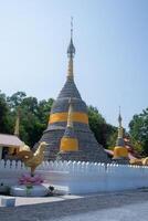 Buda estátua e panorama Visão dentro wat chedi Hoi às Pathum Thani, Tailândia foto