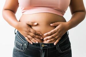 barriga protuberância - menina com uma grande barriga, gordo cintura, excesso de peso problema, pobre dieta, velozes Comida - consequências do excessivo peso ganho, pouco saudável comendo hábitos, defendendo para equilibrado nutrição, bem-estar. foto