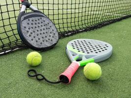 padel tênis raquete esporte quadra e bolas. foto