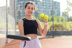 padel tênis jogador com raquete e bola dentro mãos. menina atleta com remo raquete em quadra ao ar livre. esporte conceito. baixar uma Alto qualidade foto para a Projeto do uma Esportes aplicativo ou rede local.