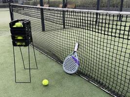 padel tênis raquete esporte quadra e bolas. foto