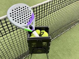 padel tênis raquete esporte quadra e bolas. foto