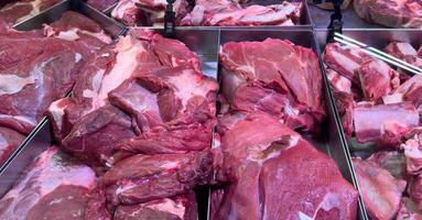 carne dentro a loja. contador com carne bovina, carne de porco, frango dentro a geladeira do a supermercado. fresco carne em venda foto