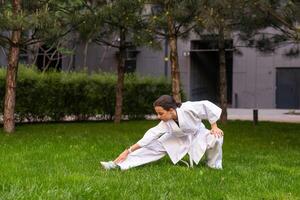 jovem menina dentro uma branco quimono, karatê foto