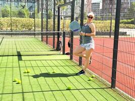 mulher jogadoras servindo bola. jovem adulto menina jogar tênis lado de fora arena. pessoa raquete batida jogos clube. pessoas grupo bater esporte quadra corresponder. em forma Cuidado livre tempo. corre habilidade trem. padel tênis equipe exercite-se foto