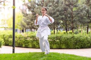 menina dentro karatê taekwondo brigando posição foto