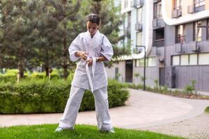 menina dentro karatê taekwondo brigando posição foto