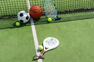 esporte jogos fundo - basquetebol, futebol bola, raquetes, tênis - cópia de espaço foto