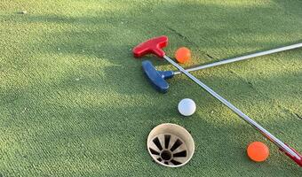 golfe bola e golfe clube em verde dentro a tarde golfe curso com brilho do sol foto