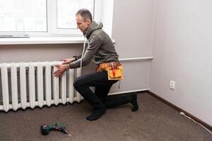 aquecedor instalação e reparar dentro casa. calor bomba Serviços foto