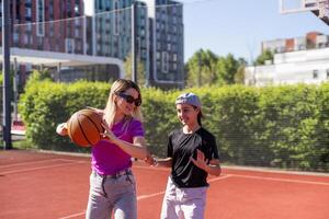 mãe e filha jogar basquetebol foto