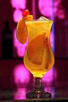 b4, não alcoólico beber com energia, laranja suco e gelo foto