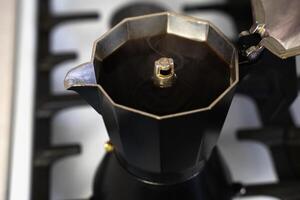 recentemente aromático natural café dentro uma gêiser café criador em a forno. fechar-se. seletivo foco. foto