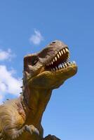 uma ampla dinossauro estátua atração dentro parque foto