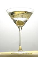 vodka martini, beber com vodka, seco martini e a Oliva dentro a vidro foto
