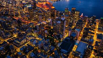 esplêndido cenário do a vibrante centro da cidade do Seattle, Washington, a EUA. azul paisagem aquática e tarde noite às pano de fundo. foto