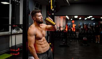 esportivo estilo de vida Atlético masculino. bonito jovem Forte homem em pé dentro academia. foto