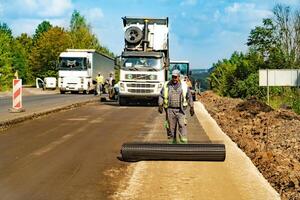 estrada construção processo. maquinaria moderno rodovia reparando. foto