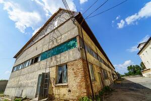 ao ar livre abandonado fábrica casa. velho exterior construção. foto