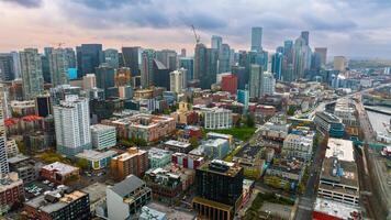 centro da cidade do Seattle, Washington, a EUA. contemporâneo urbano cenário em a beira-mar do lago Washington. foto