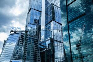 detalhe azul vidro construção fundo com nuvem céu foto