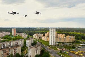 zangões vôo sobre a casas do a cidade do Minsk. urbano panorama com zangões vôo sobre isto.quadrocopters mosca sobre a cidade. foto